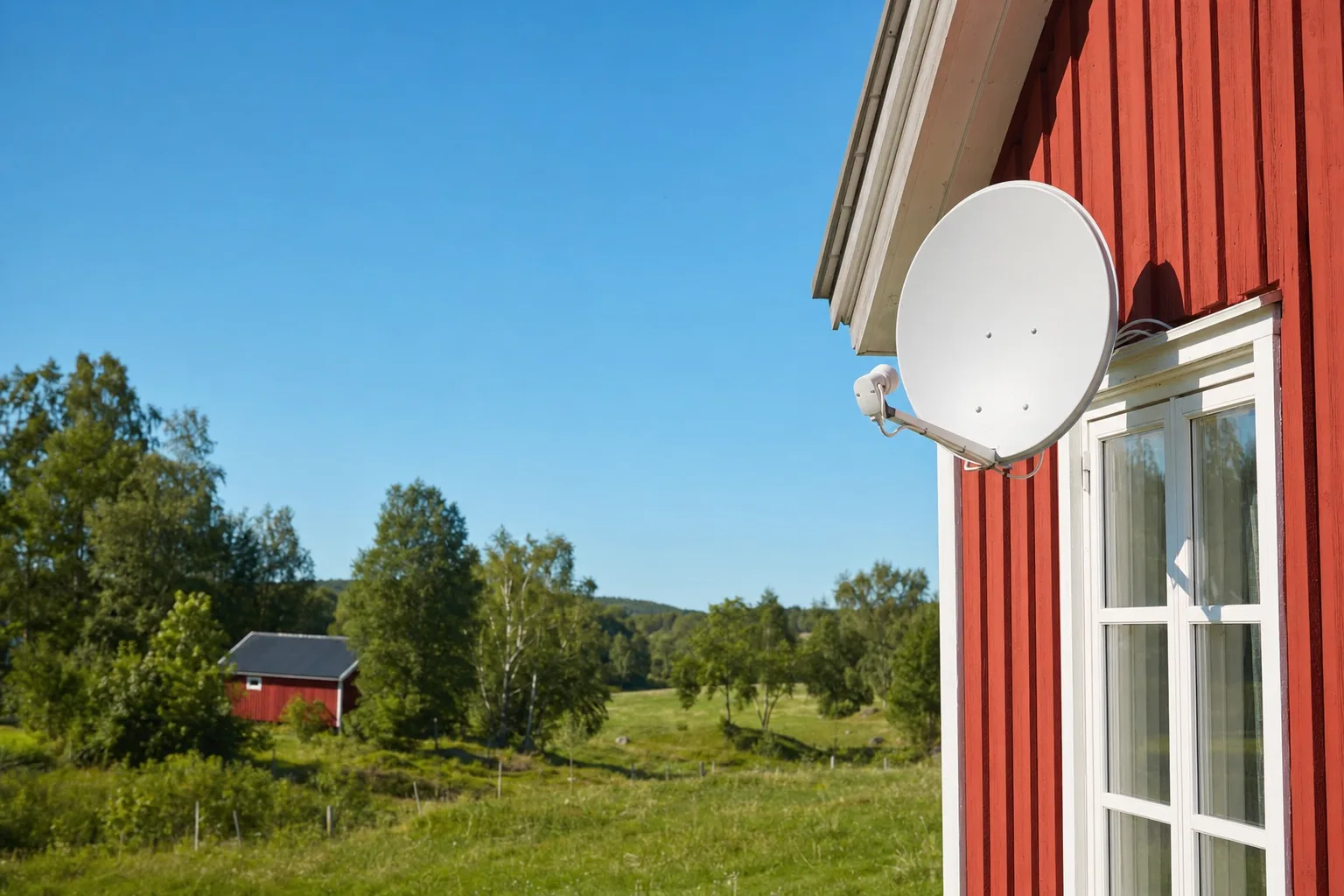 Satellit-skål på svensk röd stuga