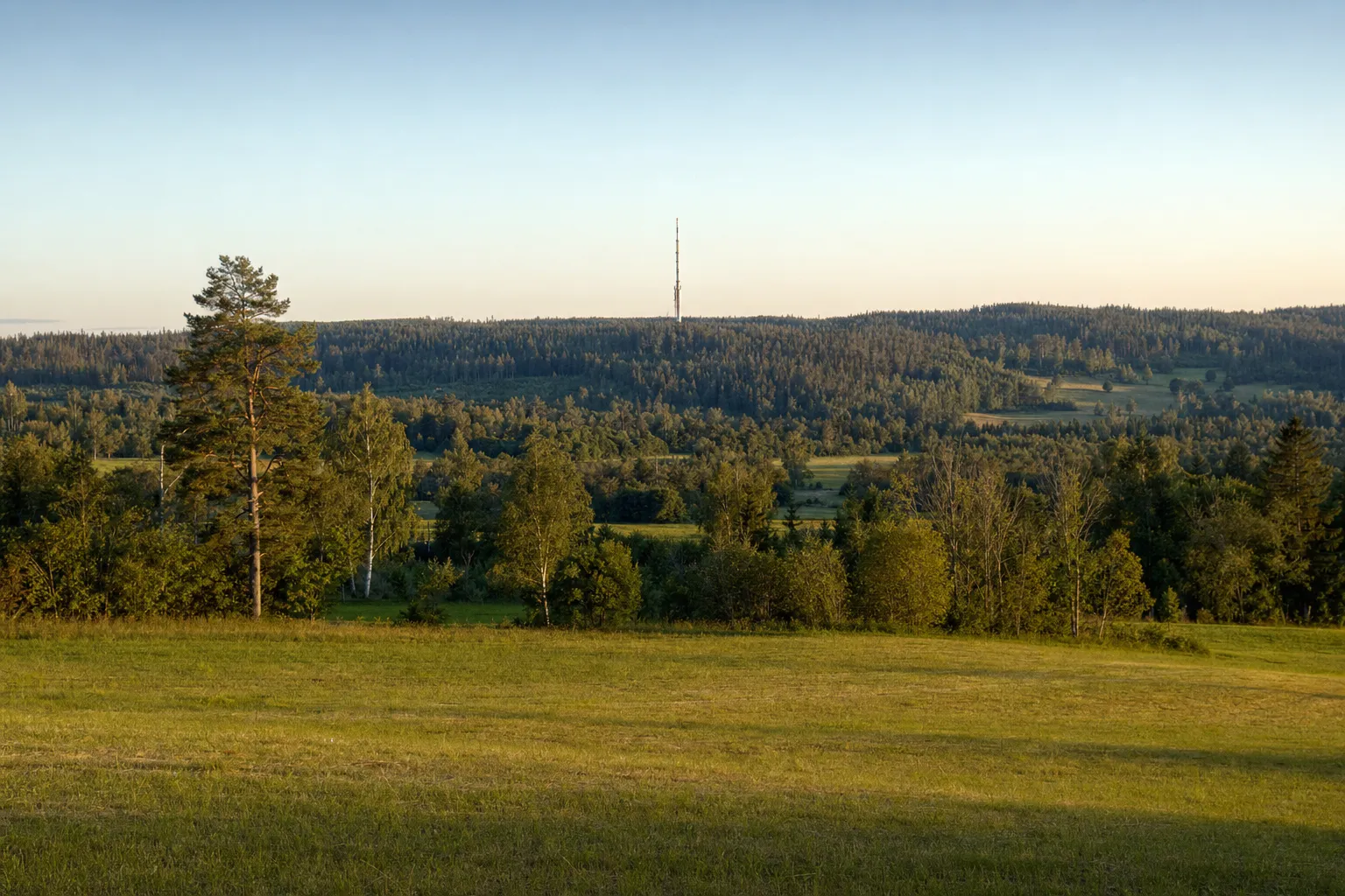 Telekommast på den svenska landsbygden