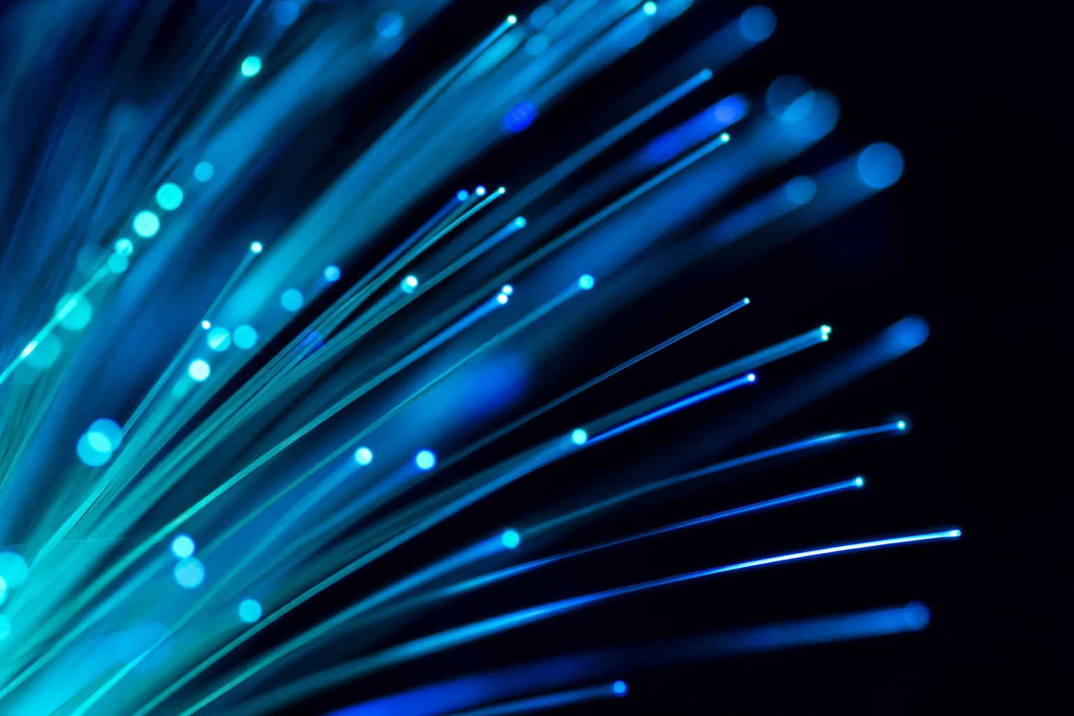 Glödande fiberoptisk kabel i närbild